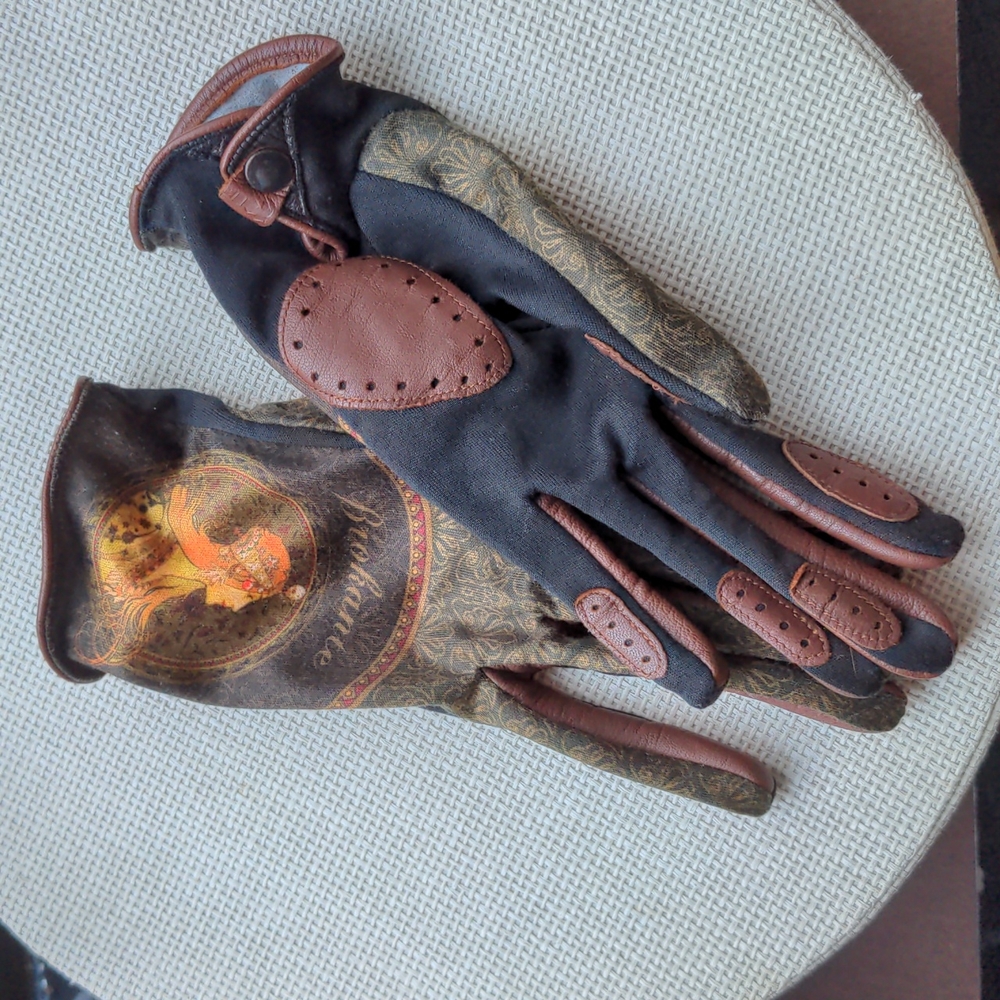 Brokante fall gloves, leather and polyester, stylized, portrait, bohemian